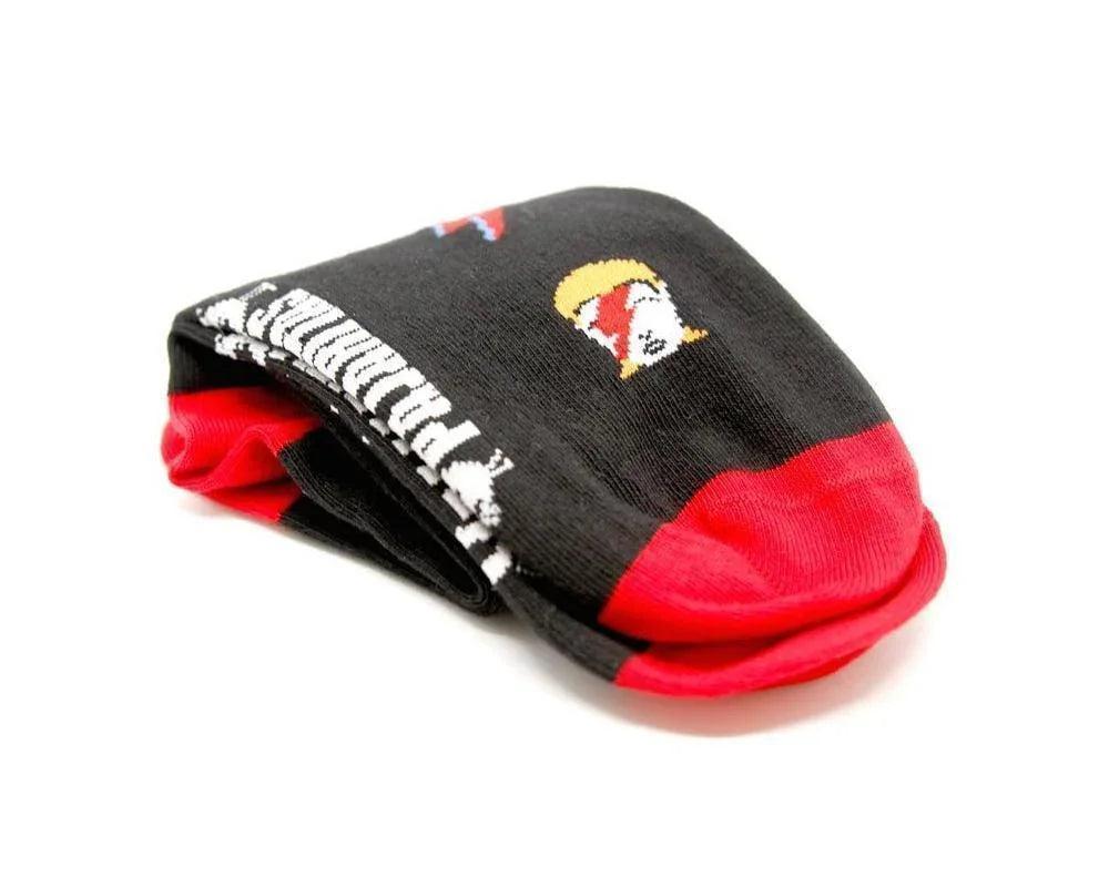 Calcetines negros y rojos con diseño colorido inspirado en Bowie Starman, detalle original y friki