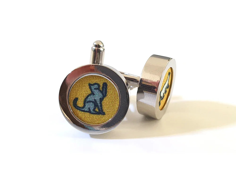 Gemelos de hombre de metal con diseño de gato estilizado bordado en fondo amarillo, accesorios únicos