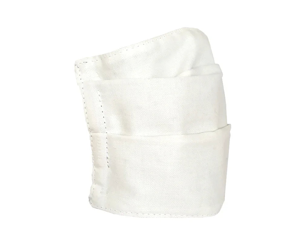 Mascarilla blanca de tela hecha a mano, diseño sencillo y reutilizable para protección facial