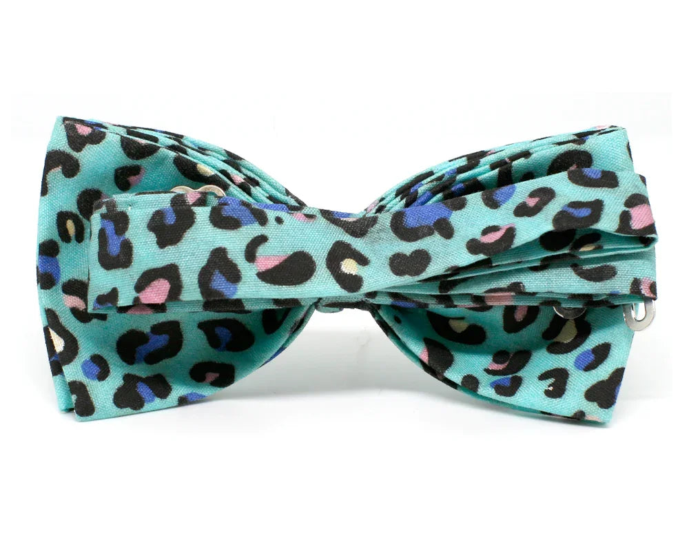 Pajarita original color turquesa con estampado animal print en tonos negro, azul y rosa, hecha a mano en España