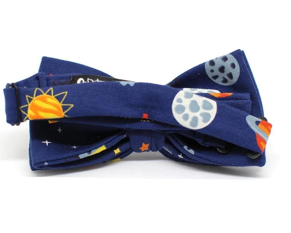 Pajarita azul con estampado de planetas, sol y estrellas, diseño original y divertido