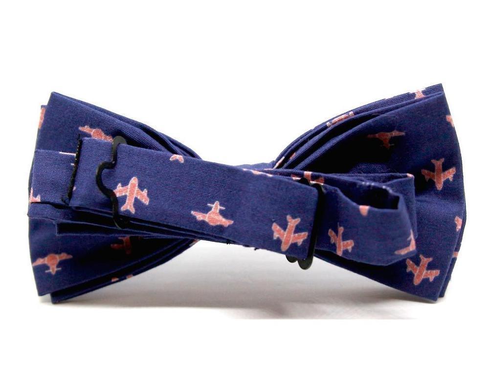 Pajarita azul marino con estampado de aviones en tonos rosas, diseño original y friki para hombre y niño
