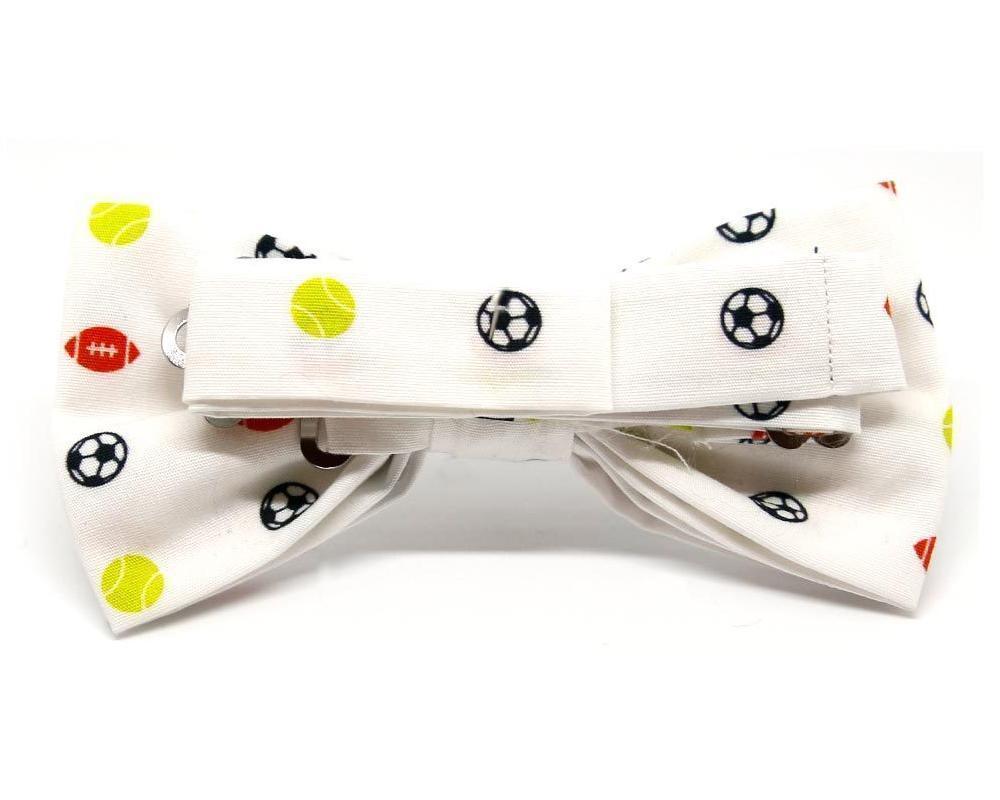 Pajarita blanca con estampado de balones de fútbol, tenis y fútbol americano, diseño original y divertido
