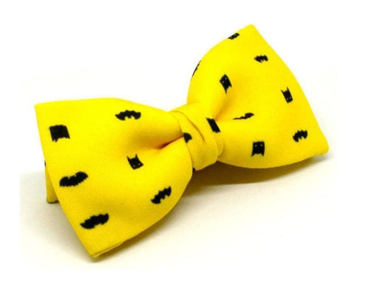 Pajarita amarilla con pequeño estampado negro de iconos estilo Batman, diseño original y friki