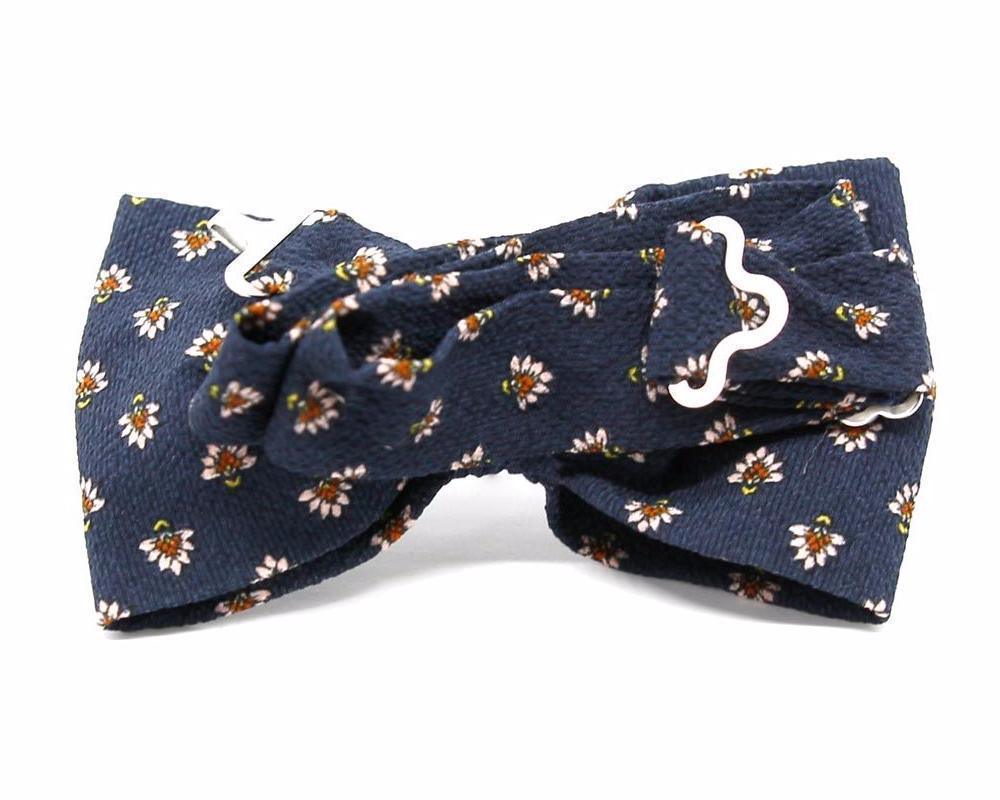 Pajarita azul con estampado de flores blancas y amarillas, corbatín original y hecho a mano