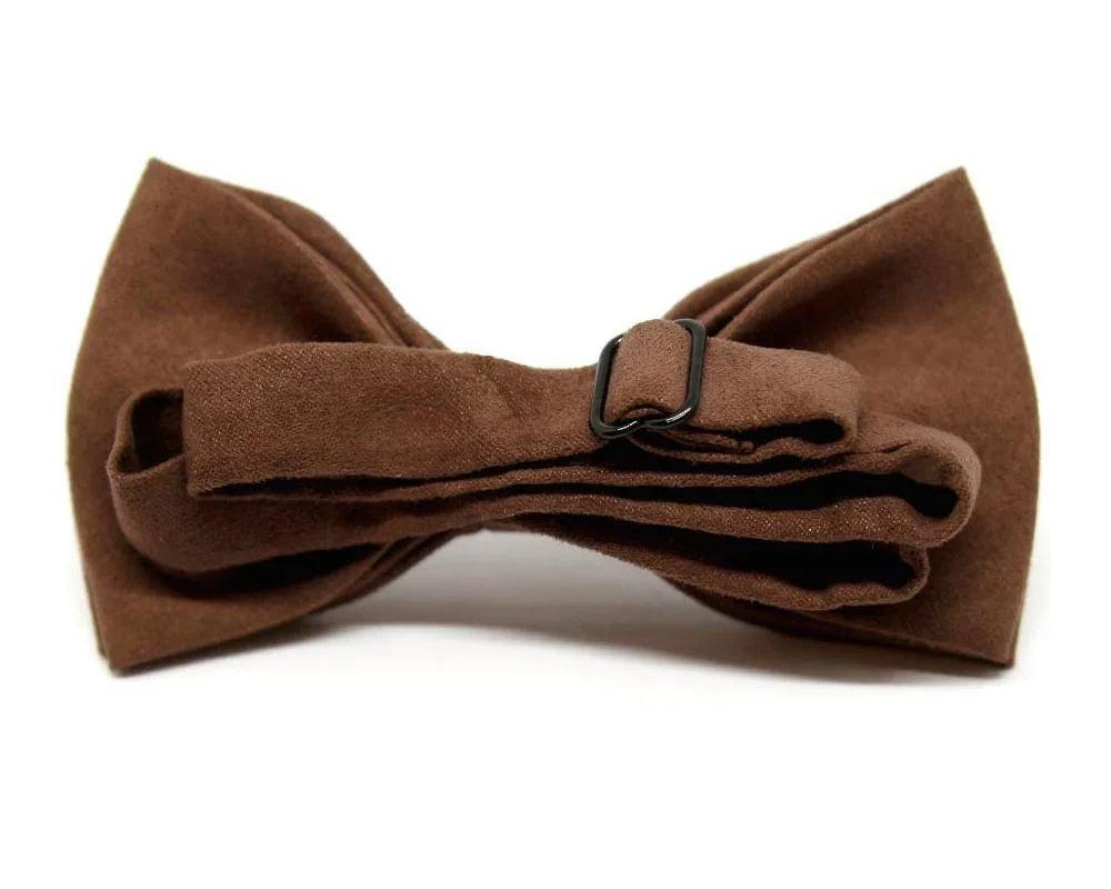 Pajarita marrón de tela suave con cierre ajustable en fondo blanco, complemento original para hombre