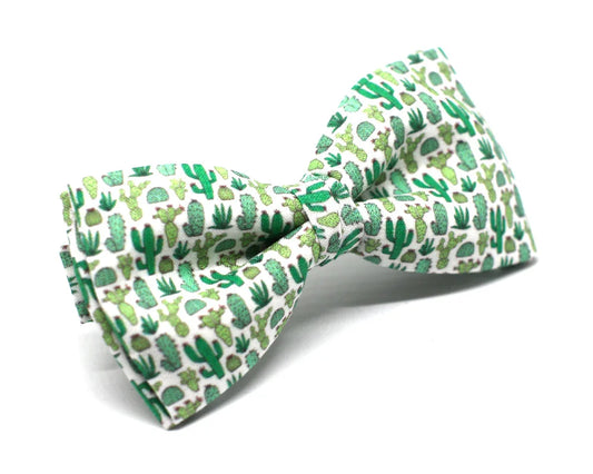 Pajarita blanca con estampado de cactus verdes, accesorio original y friki para hombre y niño