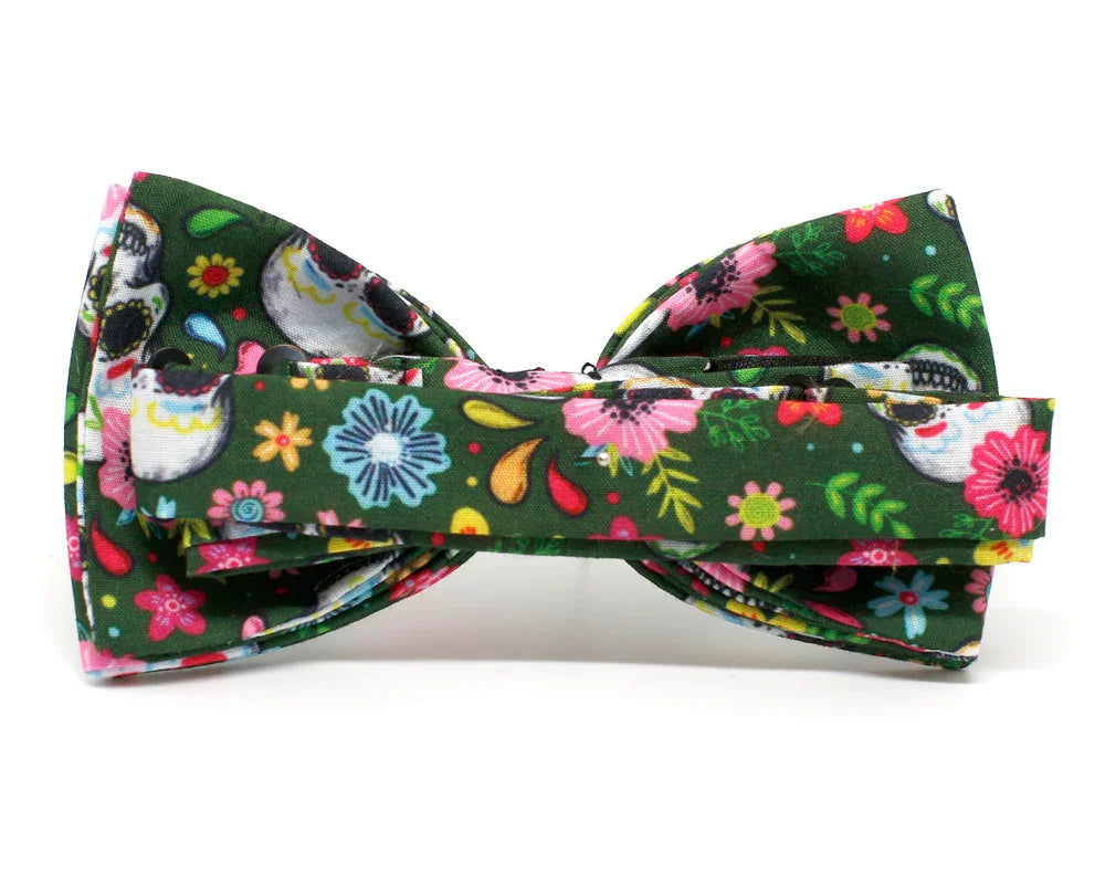 Pajarita original verde con estampado de calaveras mexicanas y flores coloridas hecha a mano