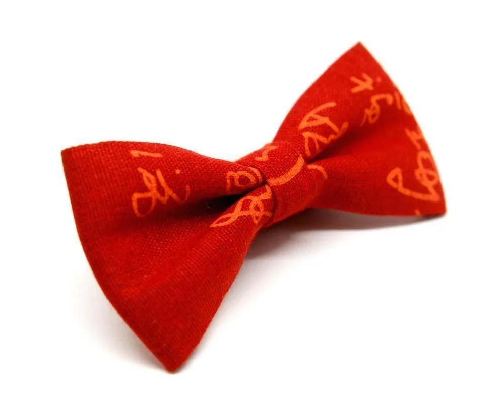 Pajarita roja con diseño original de caracteres chinos en color naranja, complemento único y artesanal para hombre