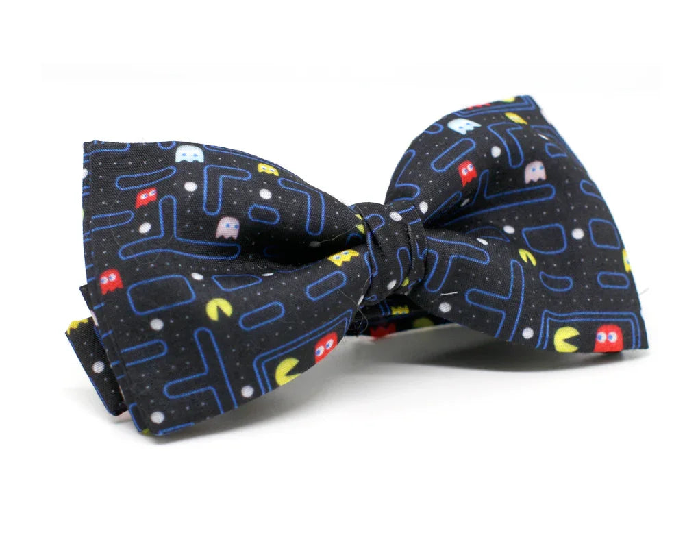Pajarita negra con diseño original de comecocos y fantasmas coloridos para hombre y niño