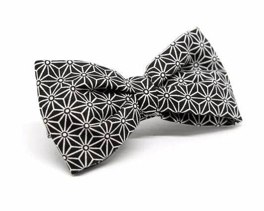 Pajarita negra con patrón geométrico blanco, diseño original y hecho a mano en España