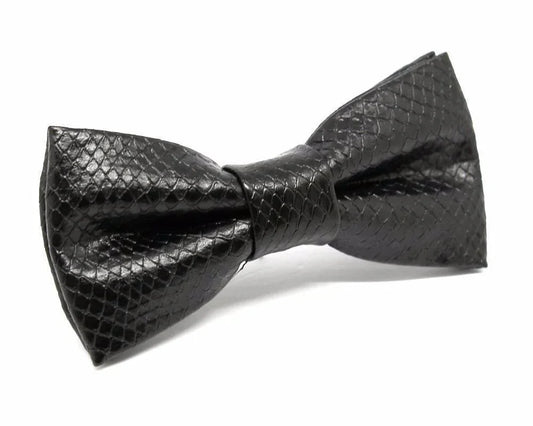 Pajarita negra de cuero con textura tipo escamas, diseño elegante y original para hombre