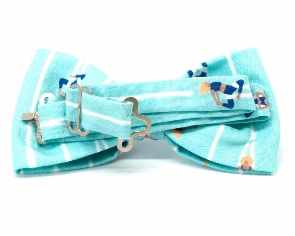 Pajarita azul celeste con estampado de equilibristas y líneas blancas, diseño original y hecho a mano