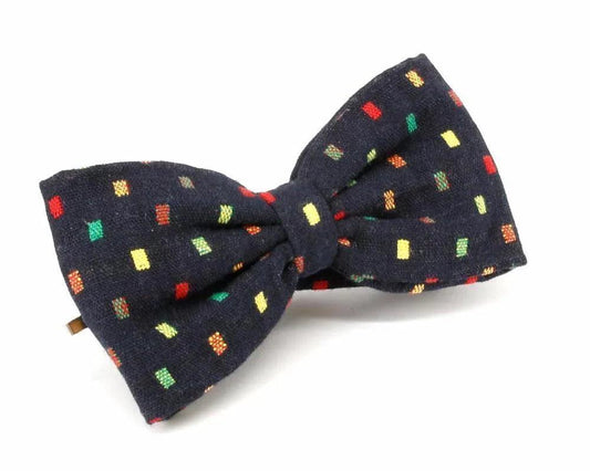 Pajarita negra con diseño de pequeños cuadros de colores, accesorio original y hecho a mano