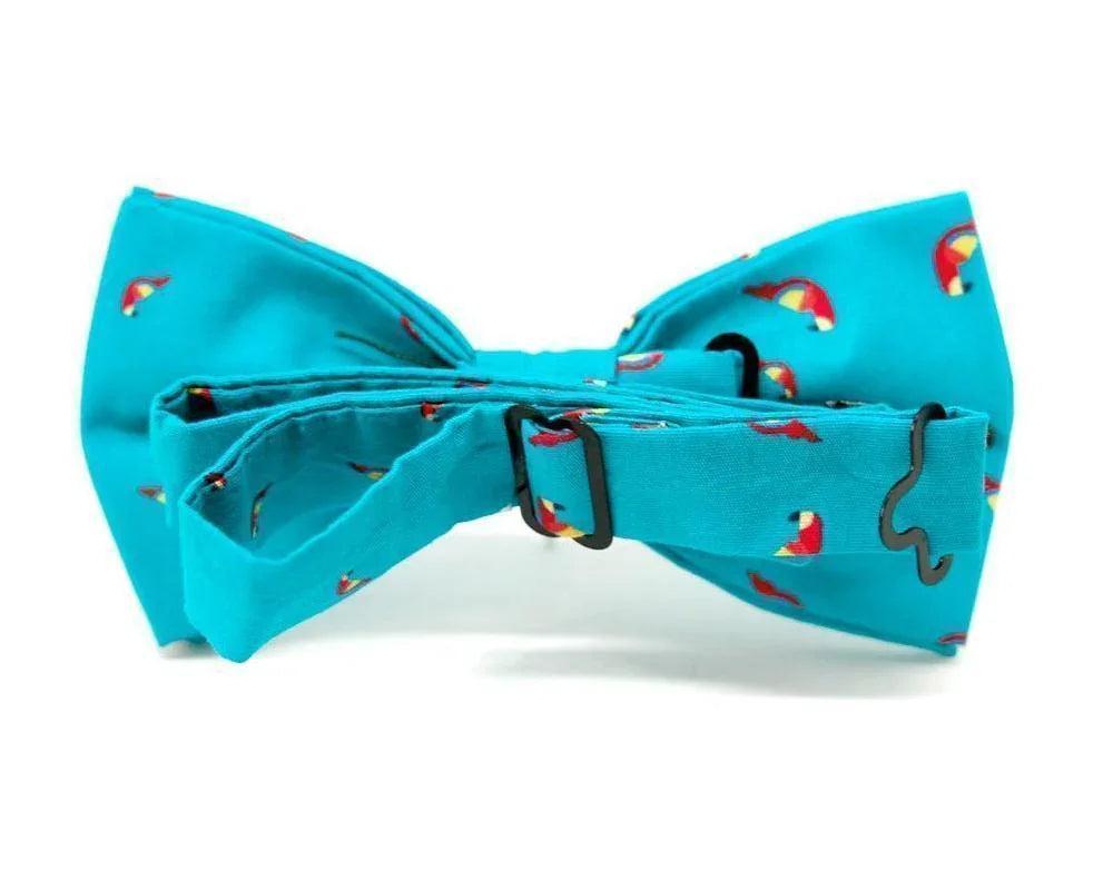 Pajarita azul turquesa con estampado de guacamayos rojos, ajustable, diseño original y hecho a mano