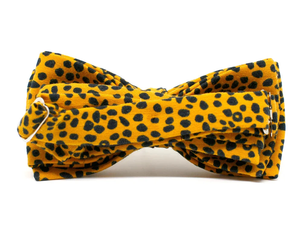 Pajarita amarilla con estampado de leopardo negro, diseño original y artesanal para hombre y niño