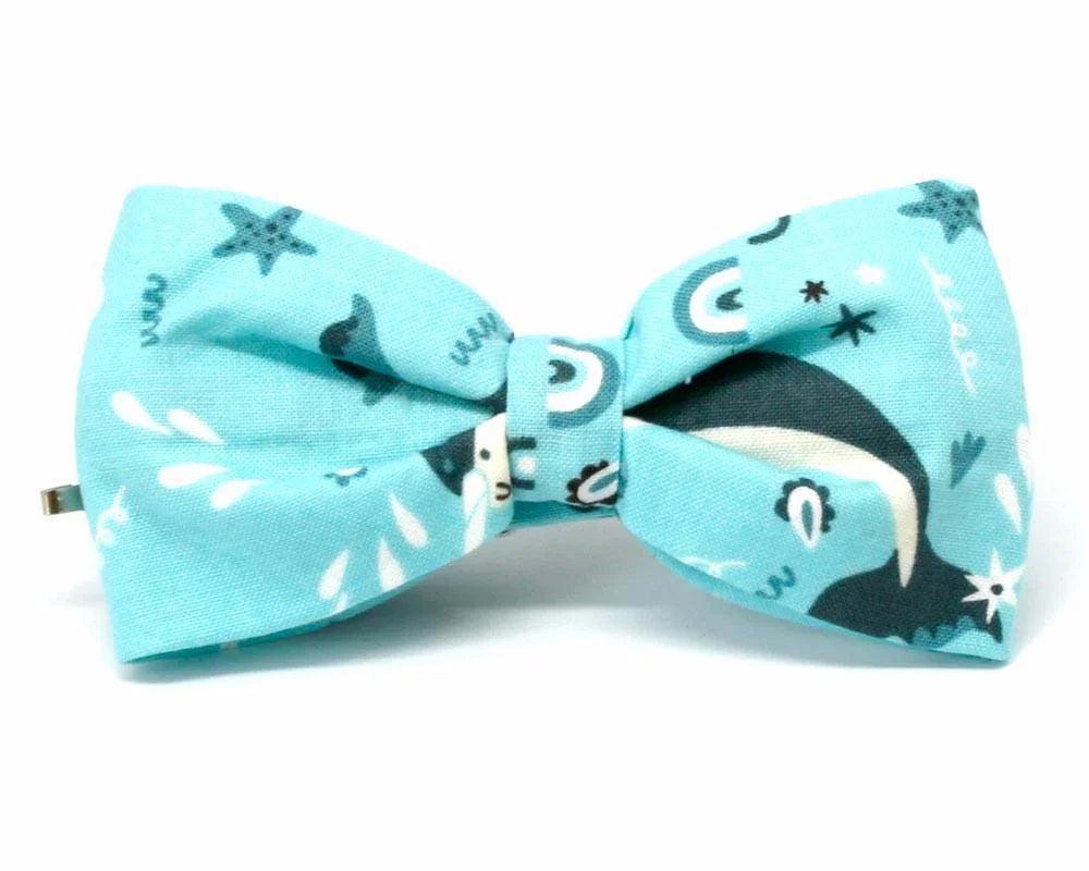 Pajarita azul con estampado de narvales y estrellas, complemento original y hecho a mano