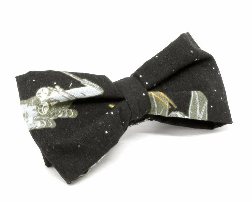 Pajarita negra con diseño original de naves espaciales y estrellas, complemento friki hecho a mano