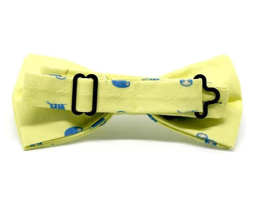 Pajarita amarilla con estampado de tazas de café azules, diseño original y friki para hombre o niño