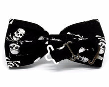 Cargar imagen en el visor de la galería, Pajarita Pirate Skull Negro-Pajarita Hombre-pitaspitasPajaritas-Pitas, Pitas Pajaritas
