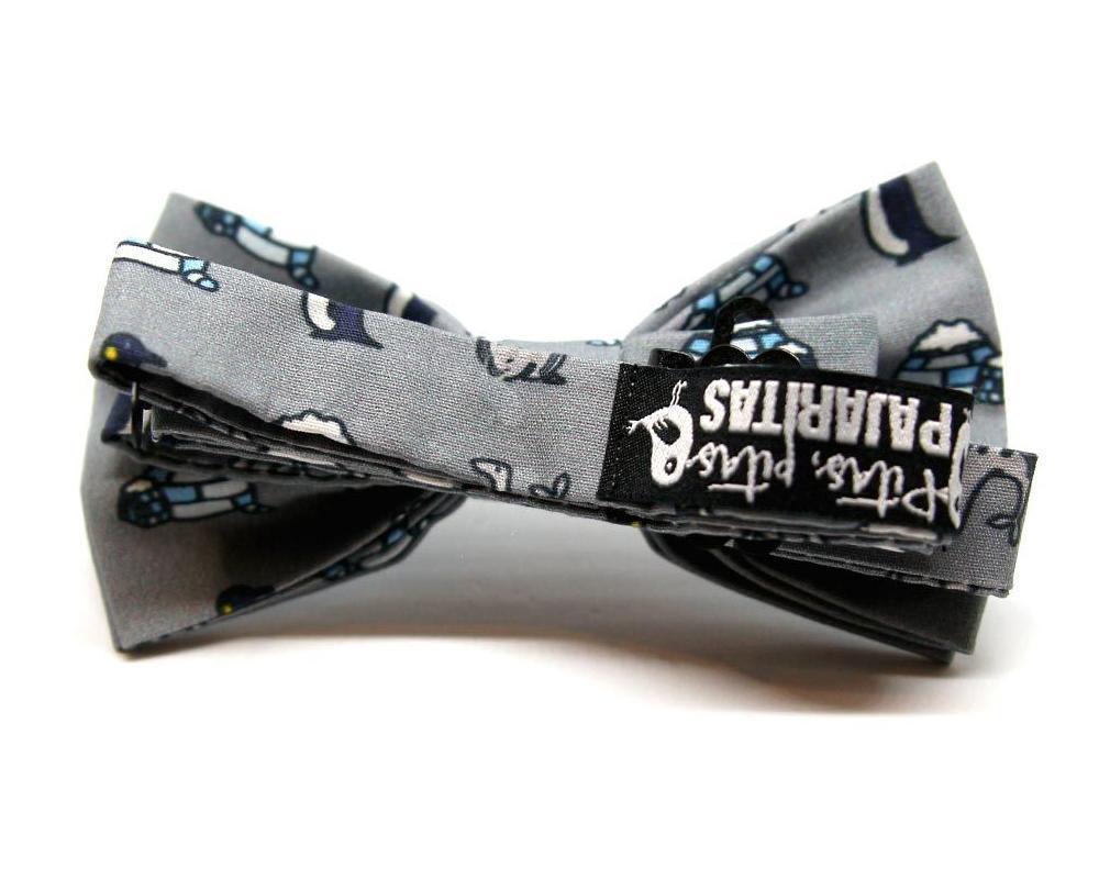 Pajarita gris con estampado divertido y etiqueta Pitas Pitas Pajaritas visible