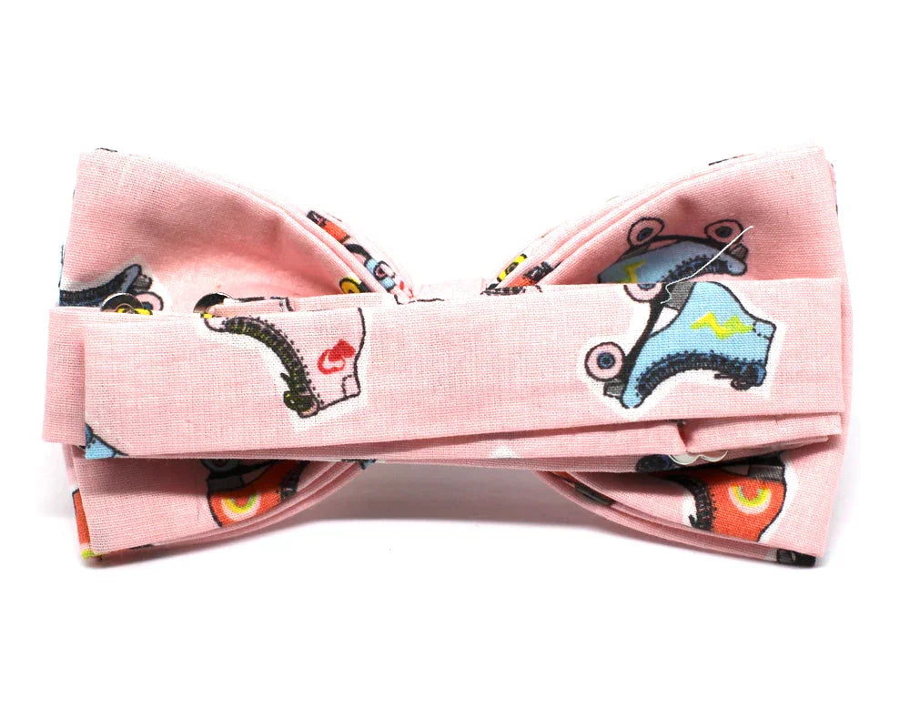 Pajarita rosa con estampado de patines coloridos, accesorio original y hecho a mano