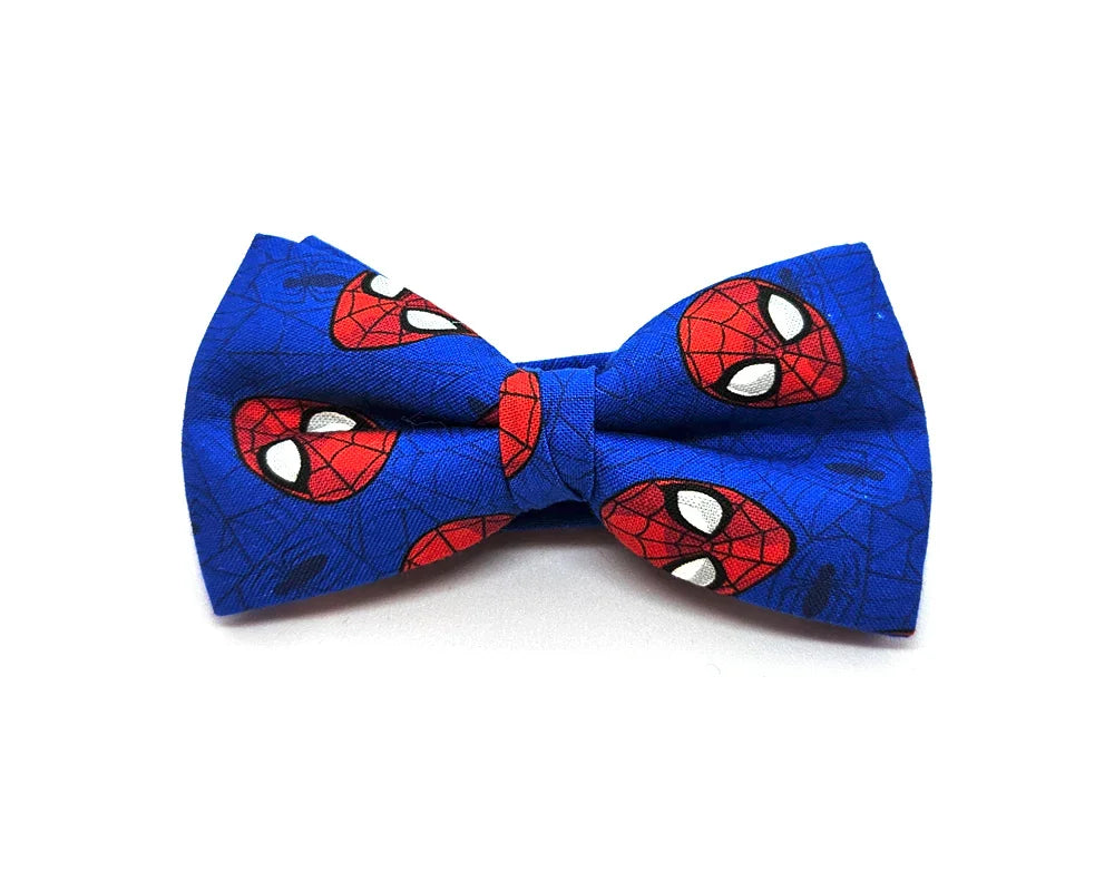 Pajarita Spiderman fondo azul