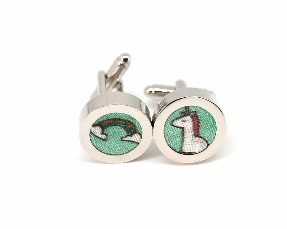 Gemelos originales con diseño de unicornio y arcoíris sobre fondo verde, accesorios frikis para hombre y niño