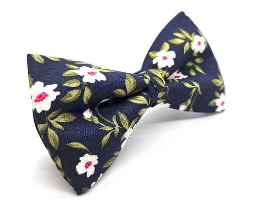 Pajarita flores blancas y fondo azul