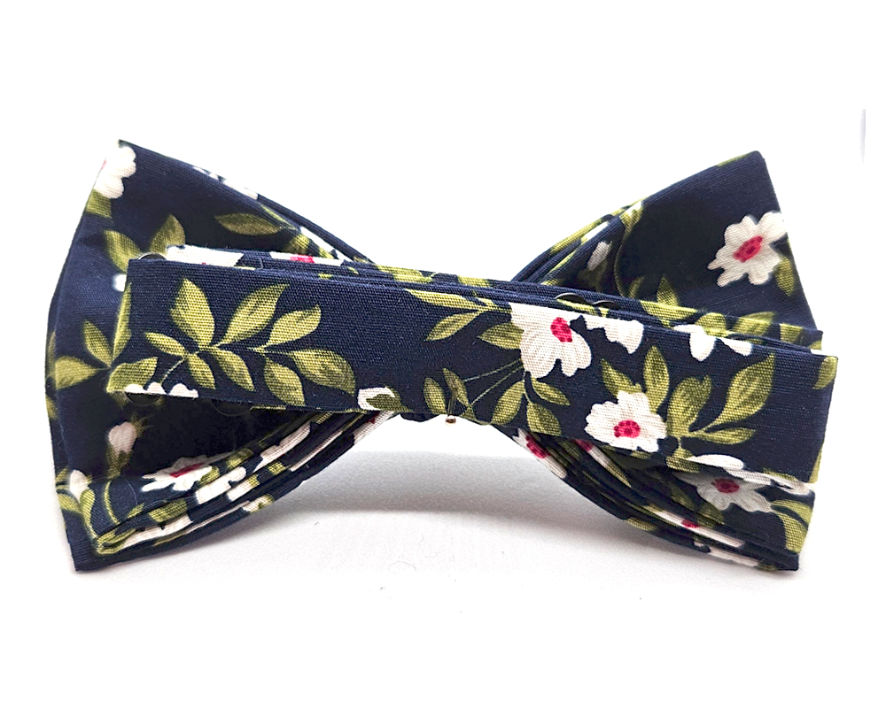 Pajarita flores blancas y fondo azul