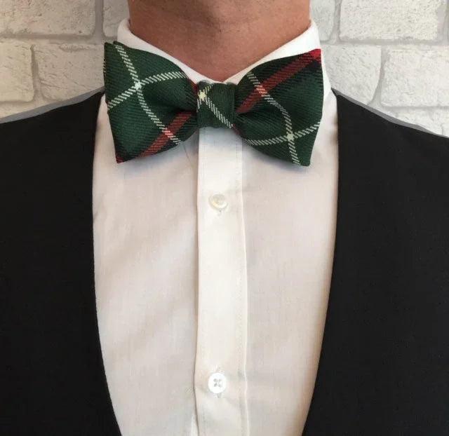 Pajarita verde con cuadros blancos y rojos en hombre con camisa blanca y chaqueta negra, estilo elegante para bodas