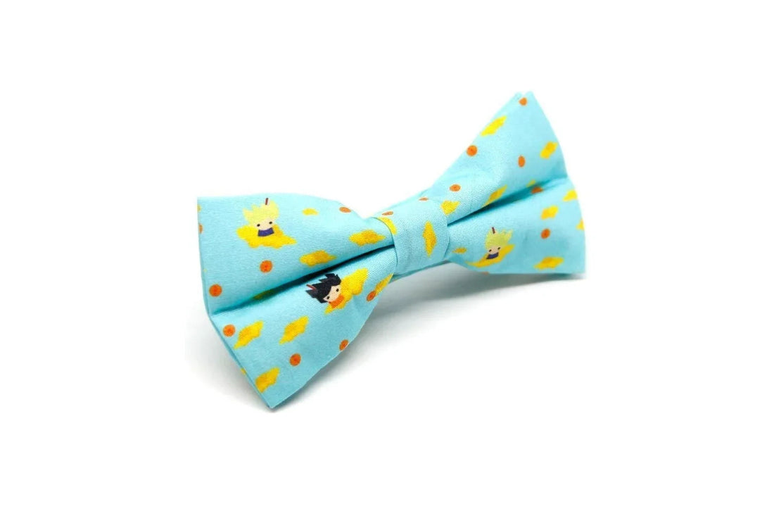 Pajarita azul celeste con estampado de personajes animados y detalles amarillos y naranjas en fondo blanco