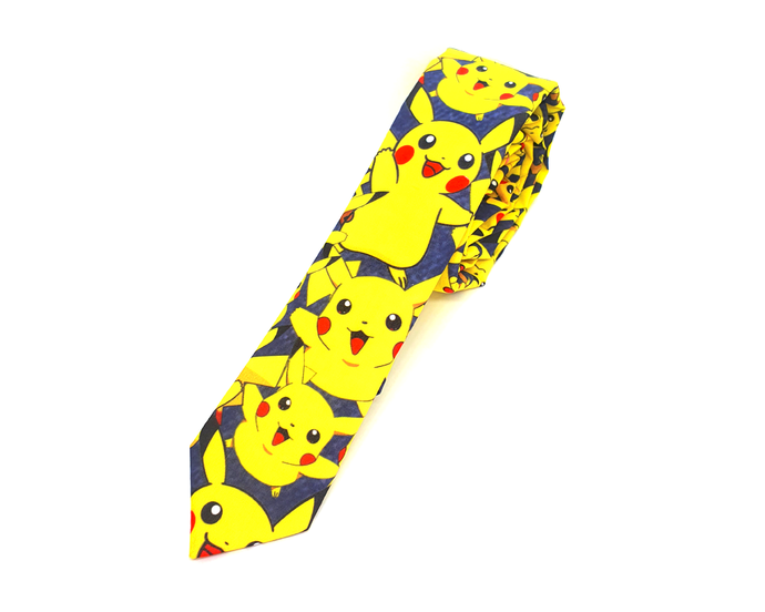 Corbata Pikachu fondo gris