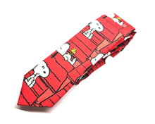 Cargar imagen en el visor de la galería, Corbata Snoopy fondo rojo
