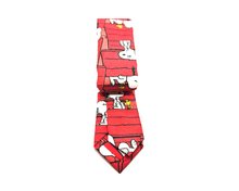 Cargar imagen en el visor de la galería, Corbata Snoopy fondo rojo
