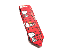 Cargar imagen en el visor de la galería, Corbata Snoopy fondo rojo
