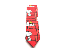 Cargar imagen en el visor de la galería, Corbata Snoopy fondo rojo
