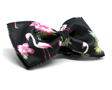 Cargar imagen en el visor de la galería, Pajarita Black Flamingo
