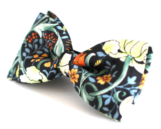 Pajarita original con estampado floral colorido sobre fondo negro, accesorio hecho a mano para hombre