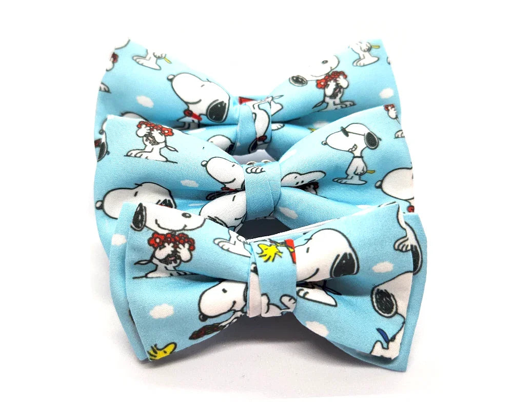 Pajarita Snoopy fondo azul claro