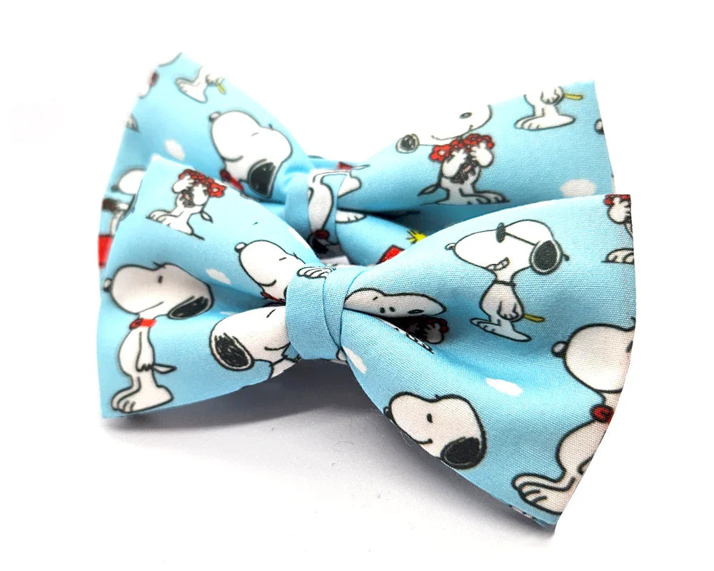 Pajarita Snoopy fondo azul claro