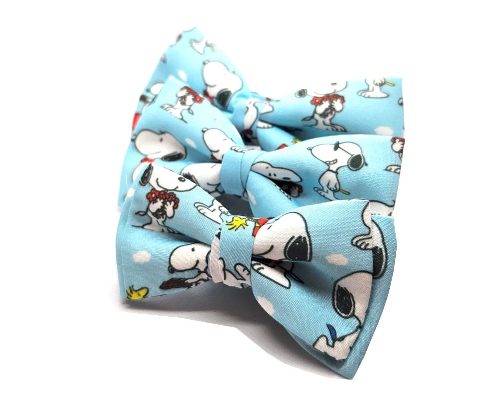 Pajarita Snoopy fondo azul claro