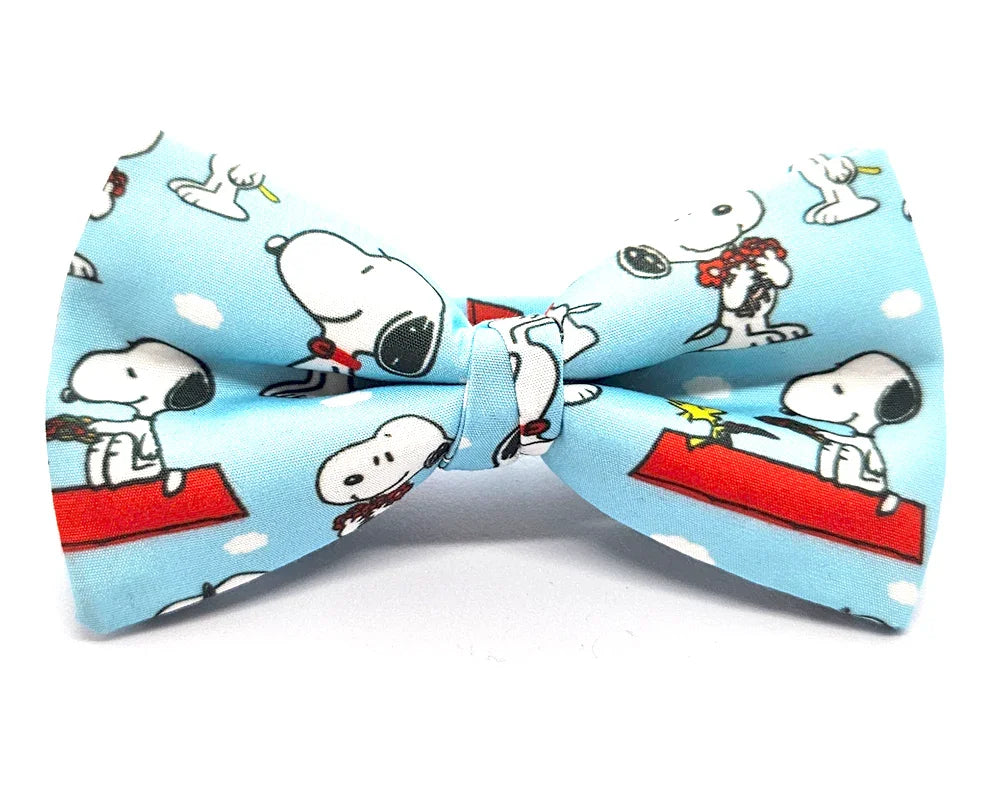 Pajarita Snoopy fondo azul claro