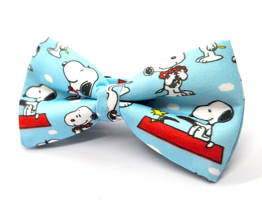 Pajarita los Snoopy fondo azul claro