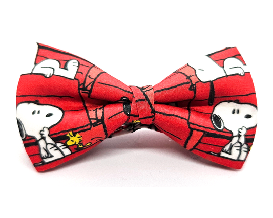 Pajarita los Snoopy fondo rojo