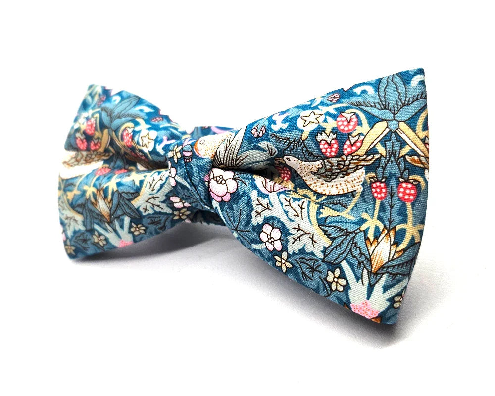 Pajarita original hecha a mano con estampado azul de pájaros y flores, complemento masculino único