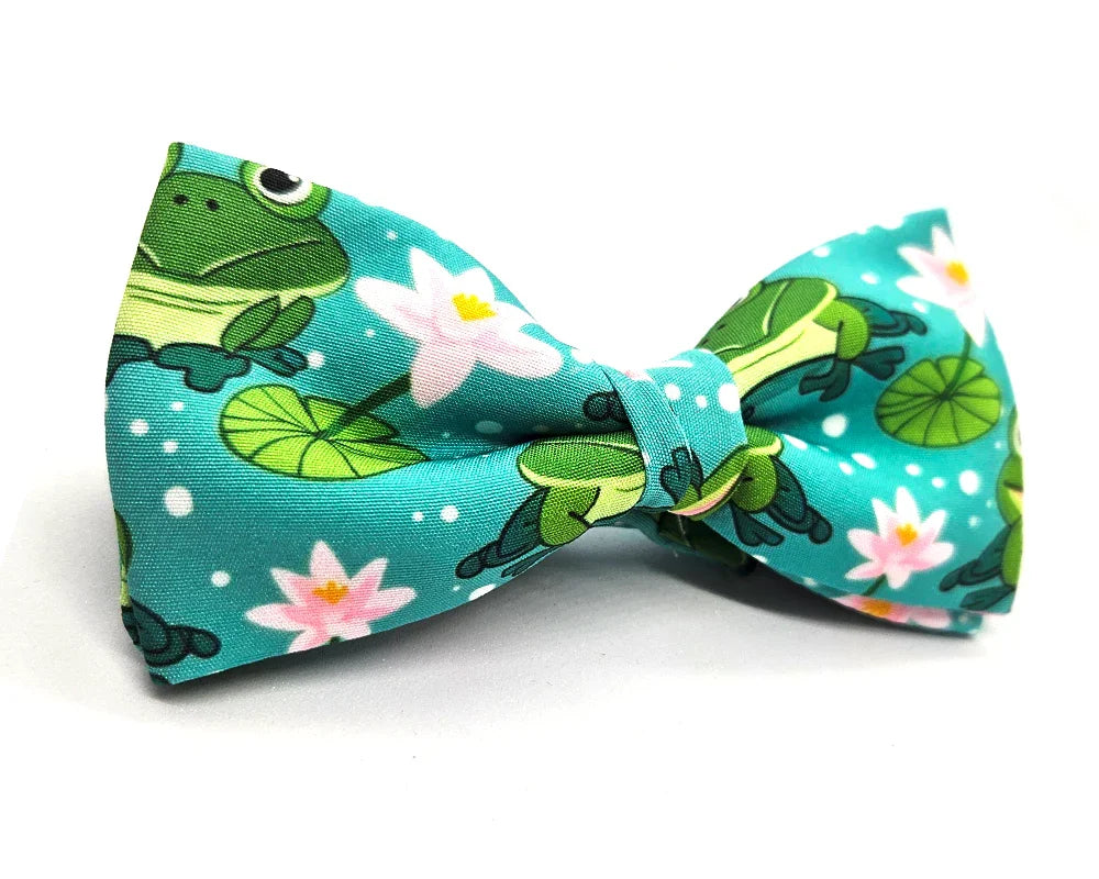 Pajarita con fondo verde turquesa y ranas verdes con nenúfares rosas, tamaño adulto